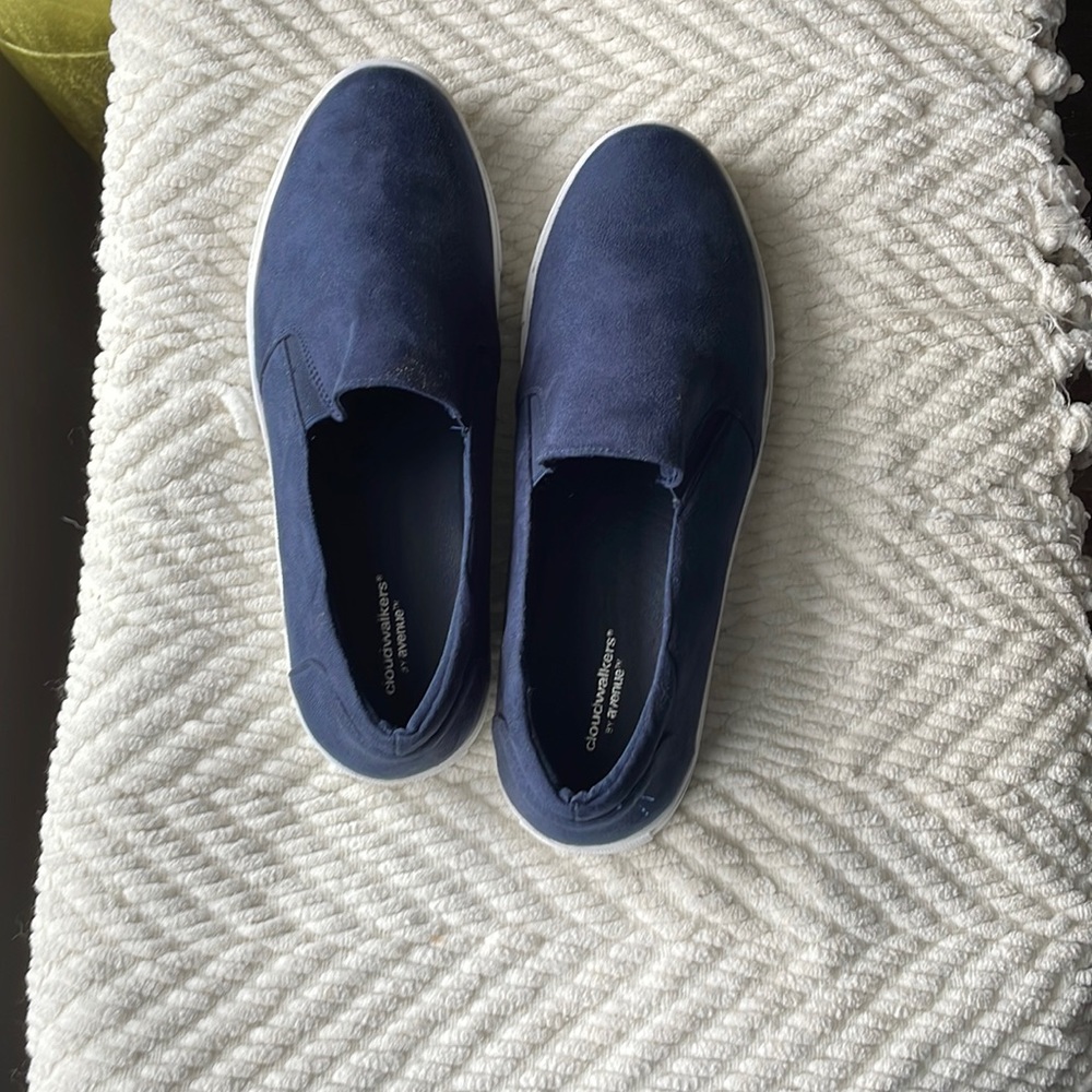 Women’s Size 11W Cloudwalker slip on sneakers in Navy